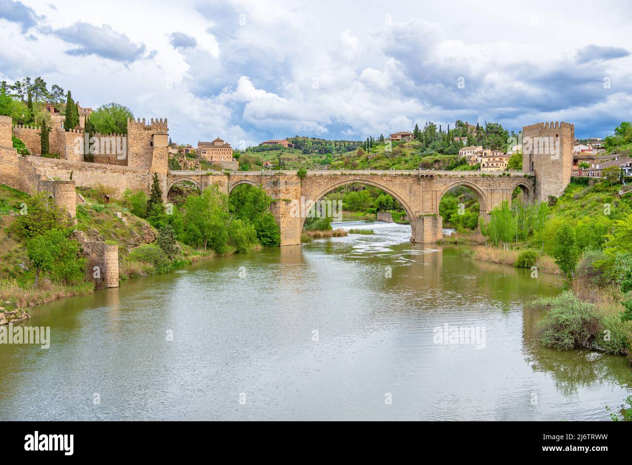 Vista panoramica del ponte pedonale medievale di San Martin che offre ampie vedute del fiume Tago a Toledo, Spagna Foto Stock
