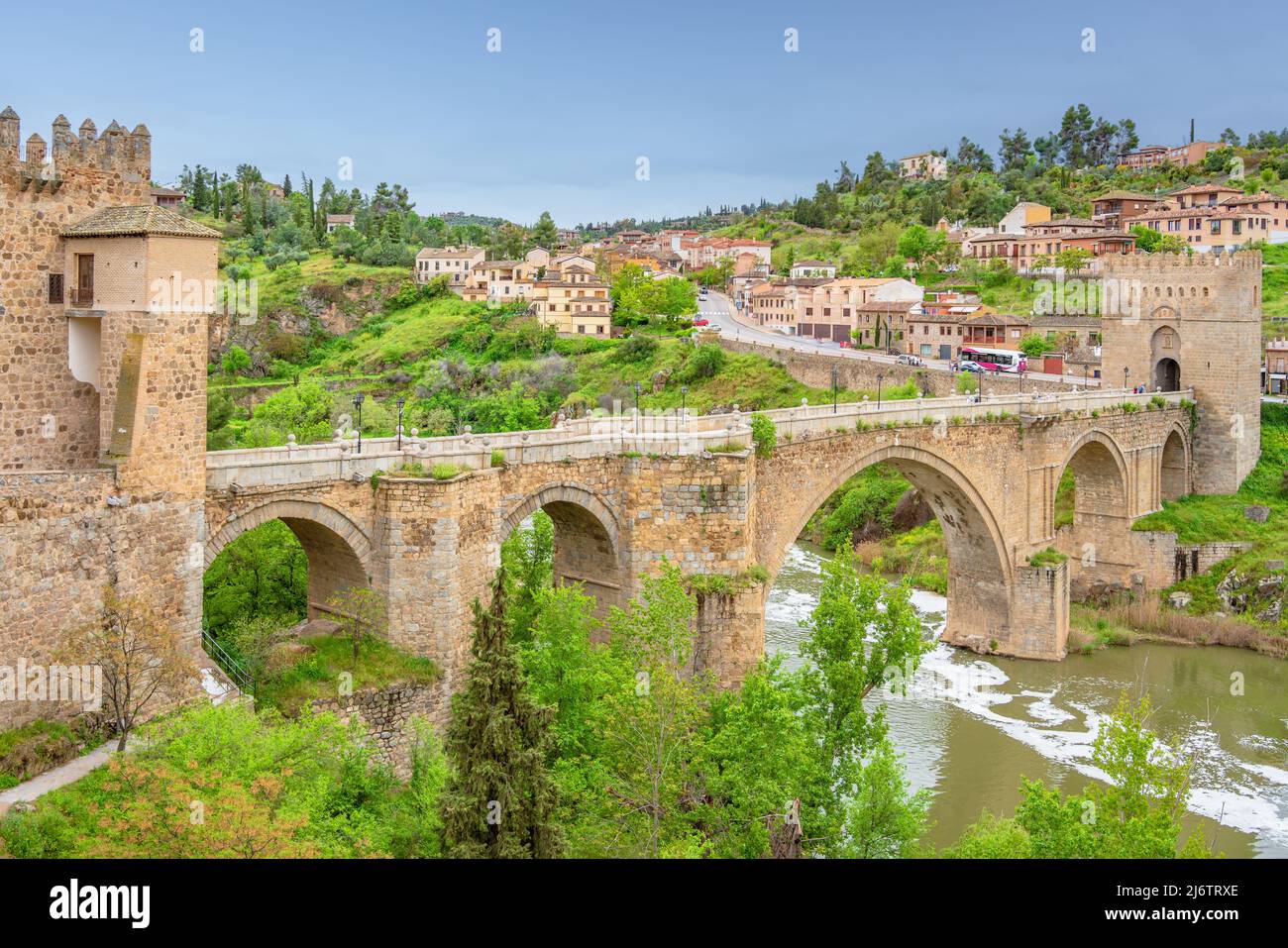 Vista panoramica del ponte pedonale medievale di San Martin che offre ampie vedute del fiume Tago a Toledo, Spagna Foto Stock