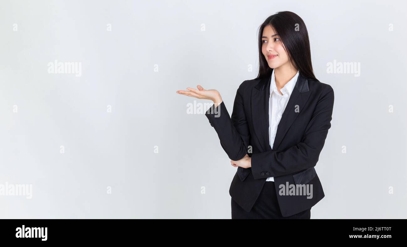 le mani asiatiche della donna puntano allo spazio di copia per la vostra promozione o testo su sfondo bianco. Foto Stock