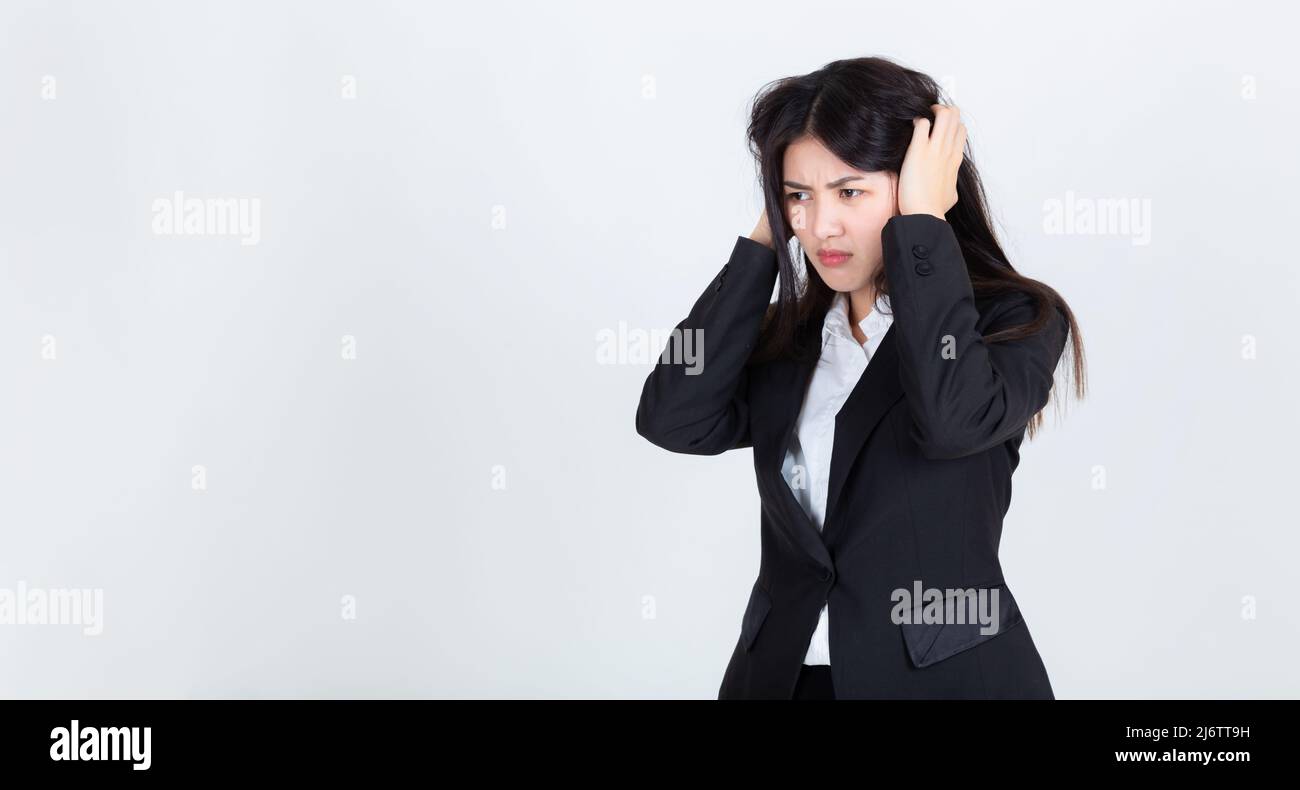 Graziosa giovane donna asiatica d'affari ha sottolineato, difficile trovare lavoro, perdita di investimento. Foto Stock