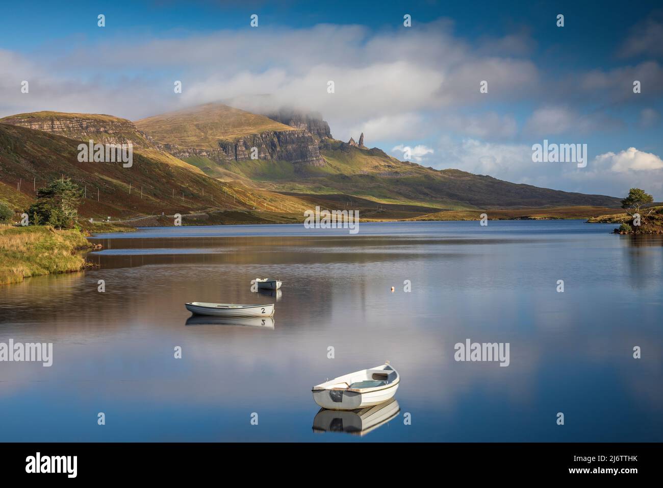 Loch Fada e l'uomo Vecchio di Storr sull'isola di Skye Foto Stock