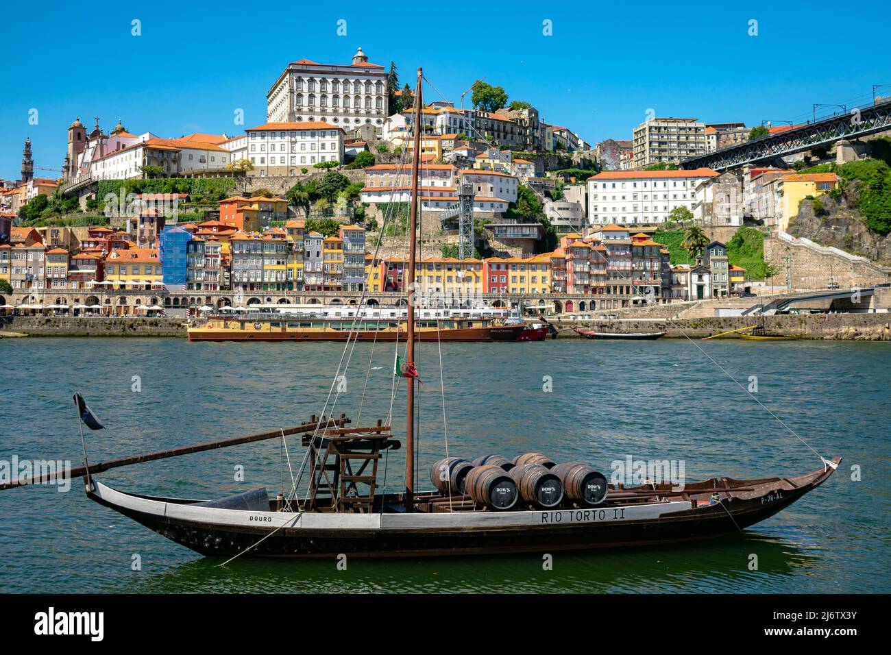 Vista Porto Vista panoramica Oporto vista Casas edifici Fiume Rio Douro Azul dia Madeira legno tradizionale Nautica cartolina Foto Blu brillante dia Azul Céu Foto Stock