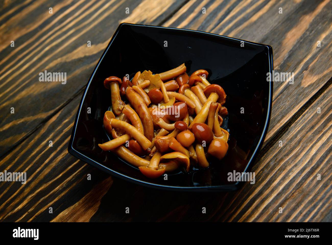 Piatto di funghi sottaceto, come additivo in insalata Foto Stock