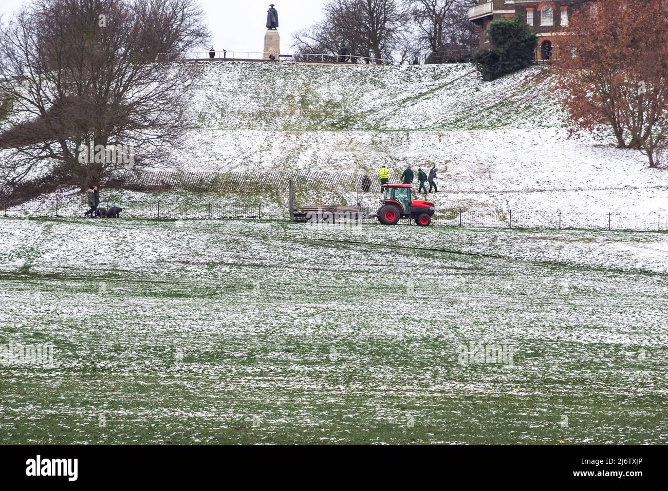 Londra, Regno Unito - 19 marzo 2022 - i rangers del parco mettono la recinzione in su al parco di Greenwich coperto nella neve d'inverno Foto Stock