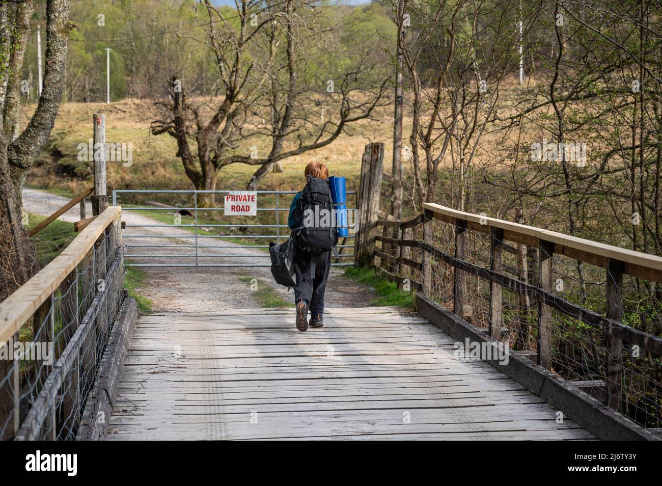 Camminando attraverso il ponte pronto a iniziare il suo primo campo Scout! Foto Stock