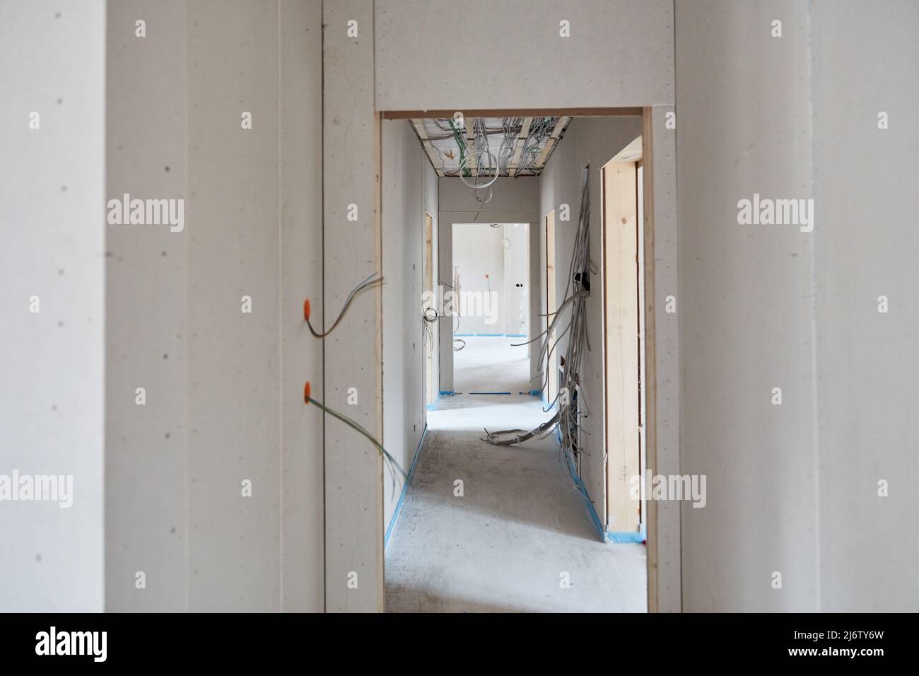 Corridoio o corridoio come passaggio nella casa in un nuovo edificio durante il design degli interni Foto Stock