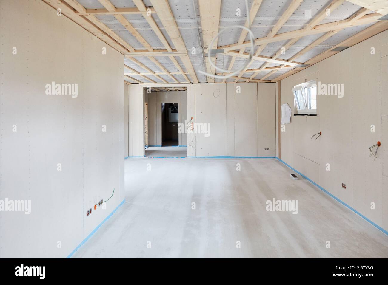 Posa del rasatore durante la progettazione di interni in casa durante il nuovo progetto di costruzione Foto Stock