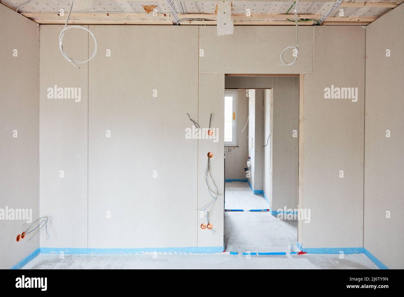 Porta che si apre all'interno della casa nel nuovo edificio Foto Stock