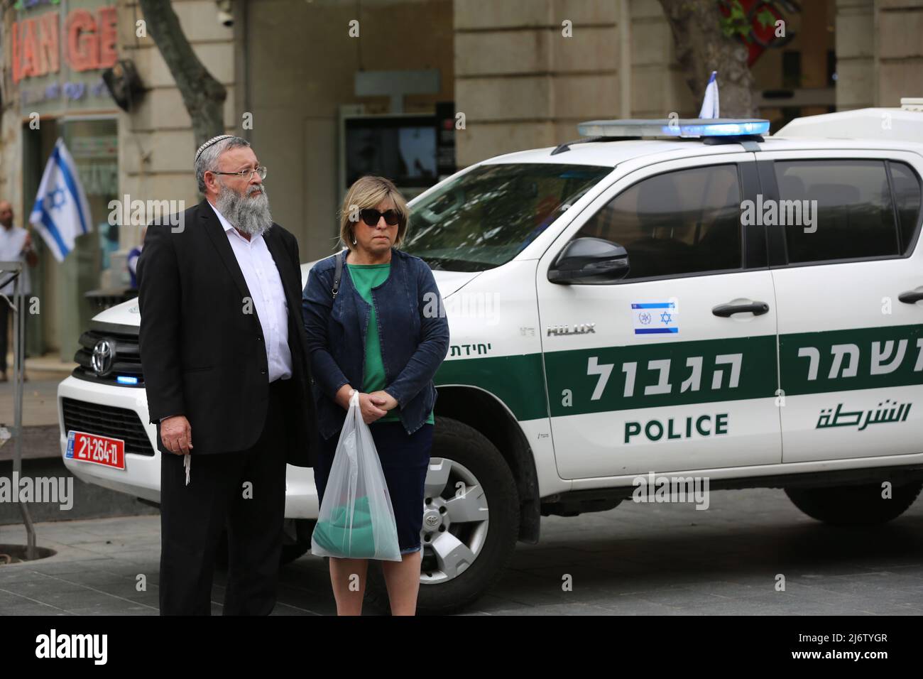 (220504) -- GERUSALEMME, 4 maggio 2022 (Xinhua) -- la gente si ferma a Gerusalemme, come suona una sirena in memoria dei soldati caduti d'Israele e delle persone uccise negli attacchi, 4 maggio 2022. Israele, dal martedì sera al mercoledì sera, segna il Memorial Day (Yom HaZikaron) per commemorare i soldati caduti e i civili uccisi nelle ostilità dal 1860. (Xinhua/Shang Hao) Foto Stock