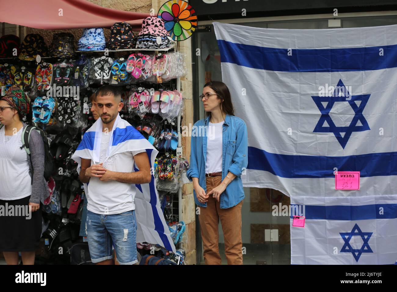 (220504) -- GERUSALEMME, 4 maggio 2022 (Xinhua) -- la gente si ferma a Gerusalemme, come suona una sirena in memoria dei soldati caduti d'Israele e delle persone uccise negli attacchi, 4 maggio 2022. Israele, dal martedì sera al mercoledì sera, segna il Memorial Day (Yom HaZikaron) per commemorare i soldati caduti e i civili uccisi nelle ostilità dal 1860. (Xinhua/Shang Hao) Foto Stock