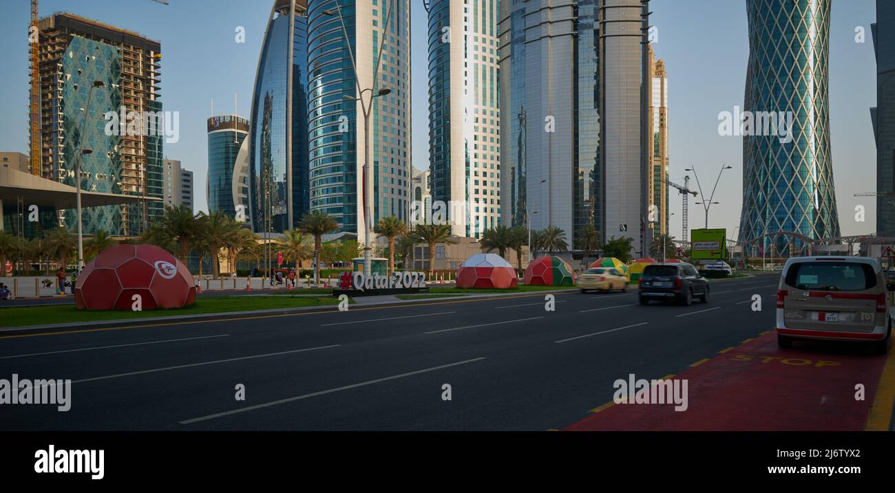 Preparazione del Qatar per la Coppa del mondo FIFA 2022 con le bandiere delle squadre di calcio partecipanti esposte in via Omar al Mukhtar a Doha, Qatar Foto Stock