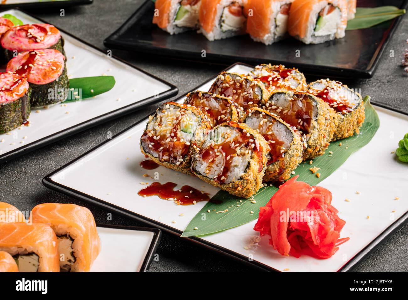 Sushi fritto tempura maki con salsa Foto Stock