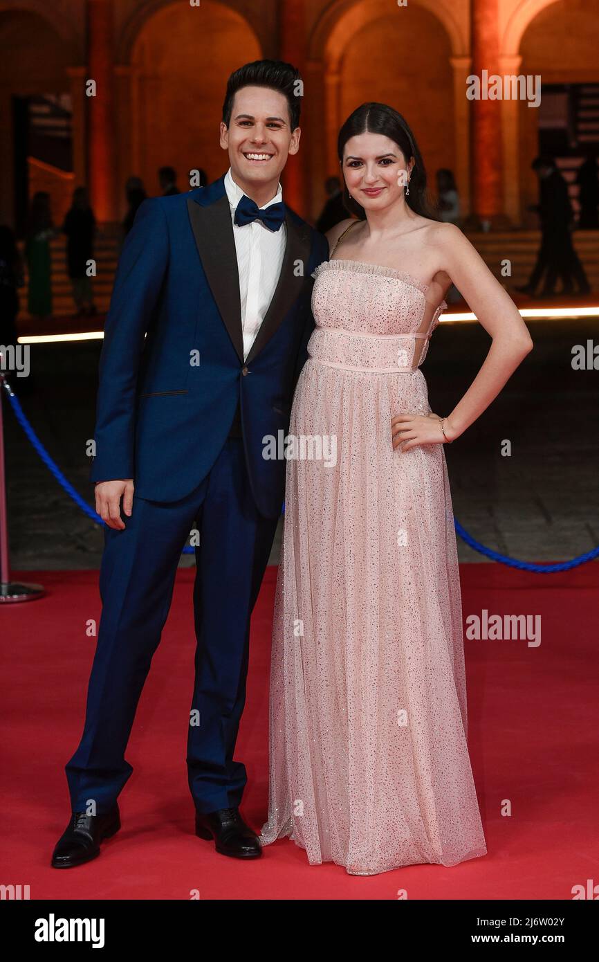 Italia, Roma, 03 maggio 2022. Il tappeto rosso del film di David di Donatello premia il 2022 agli Studios Cinecitta. Nella foto: Luigi Calagna e Sofia Scalia alias 'il contro te' Foto Fabio Mazzarella/Sintesi/Alamy Live News Foto Stock