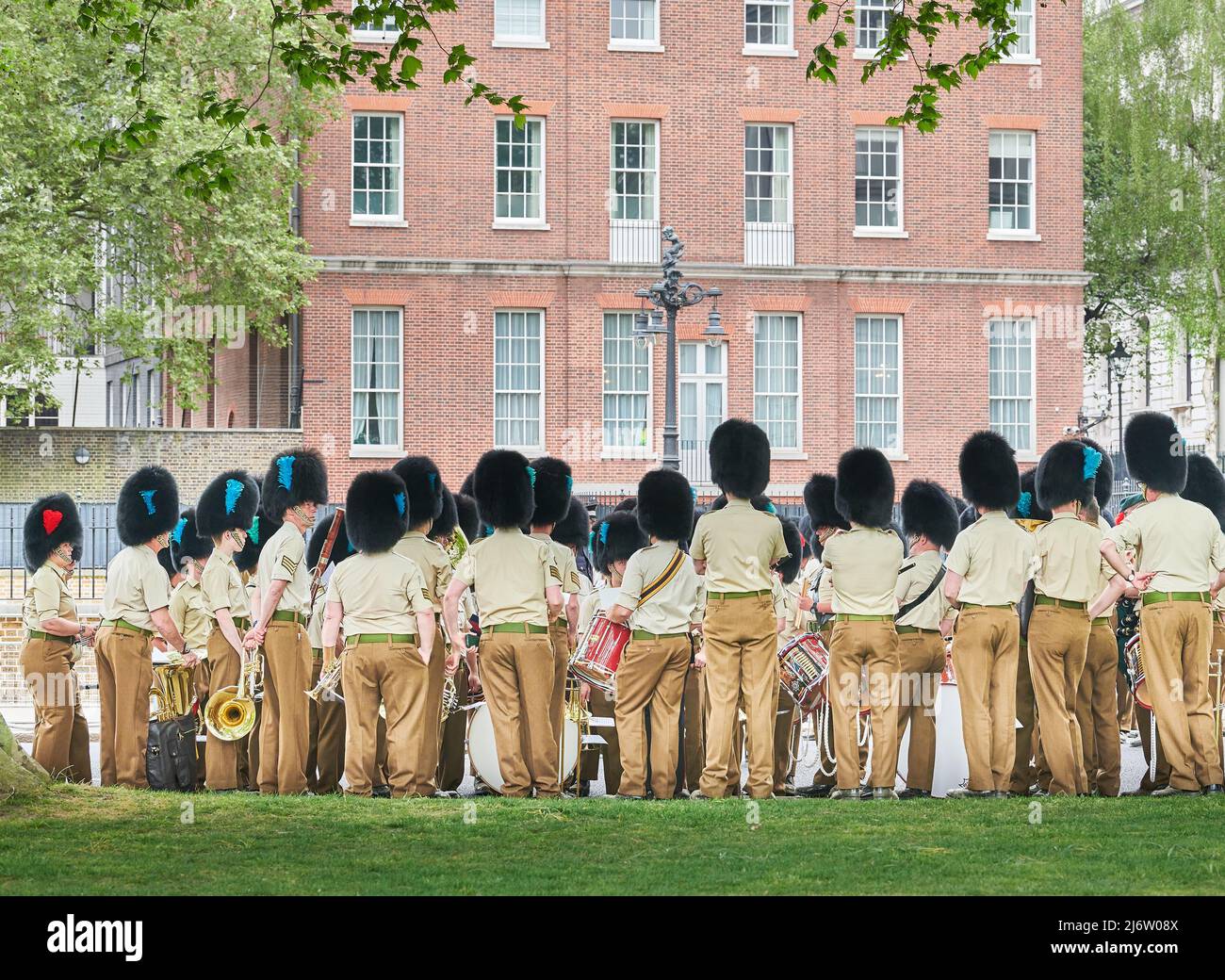 La regina guardie bandini nei loro cappelli in pelle d'orso si riuniscono  outside10 Downing Street martedì 3 maggio 2022, dopo aver praticato il  colore alla Horseguards Parade, Londra, Inghilterra, in preparazione alla