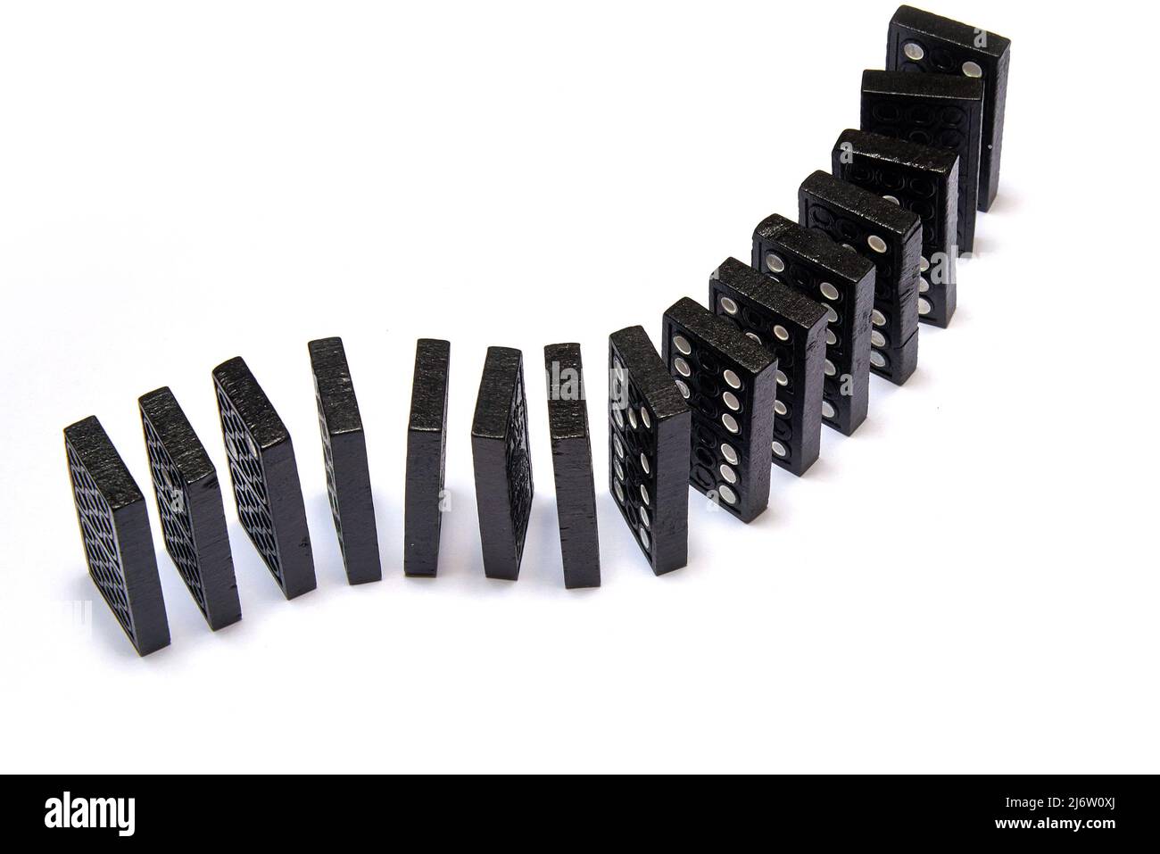 Alcuni dominos neri in catena su sfondo bianco Foto Stock