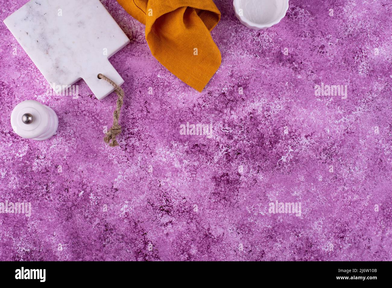 Piatto, ciotole e tagliere su fondo lilla Foto Stock