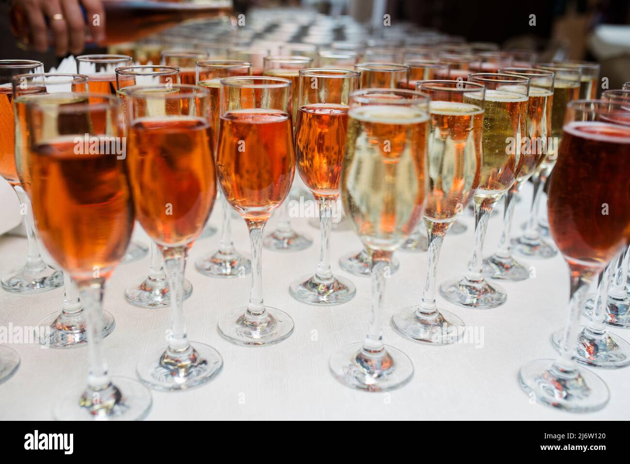 Molti bicchieri di vino e champagne. Foto Stock
