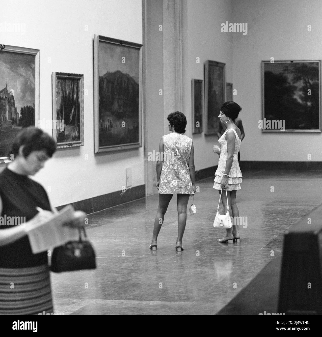 N - FOTOGRAFIA EN B/N - MIRADAS - DOS VISITANTES EN EL INTERIOR DEL MUSEO 1960 - N° B/N 71422. LOCATION: MUSEO DEL PRADO-INTERIOR. MADRID. SPAGNA. Foto Stock