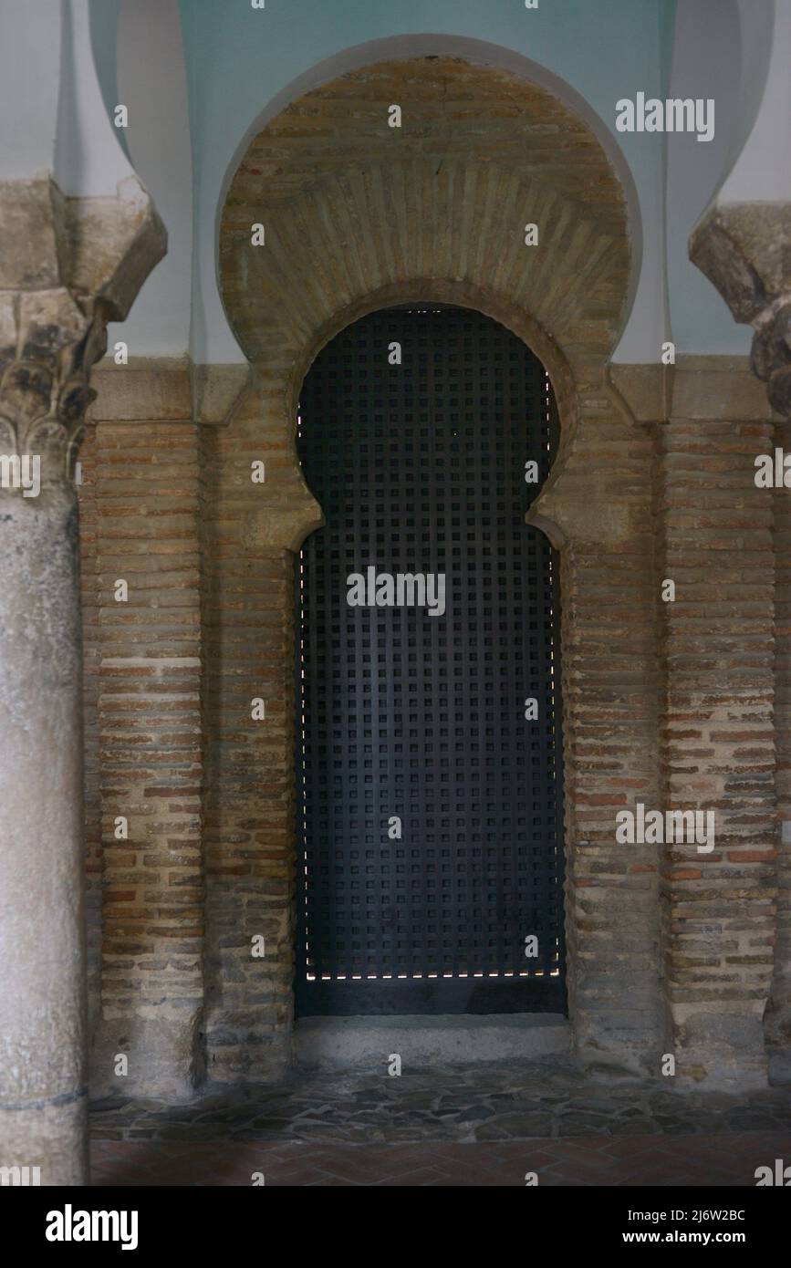 Toledo, Spagna. Santuario di Cristo de la Luz. Ex moschea, costruita alla fine del 10th secolo e trasformata in una chiesa cristiana nel 12th secolo. Dettagli architettonici. Foto Stock