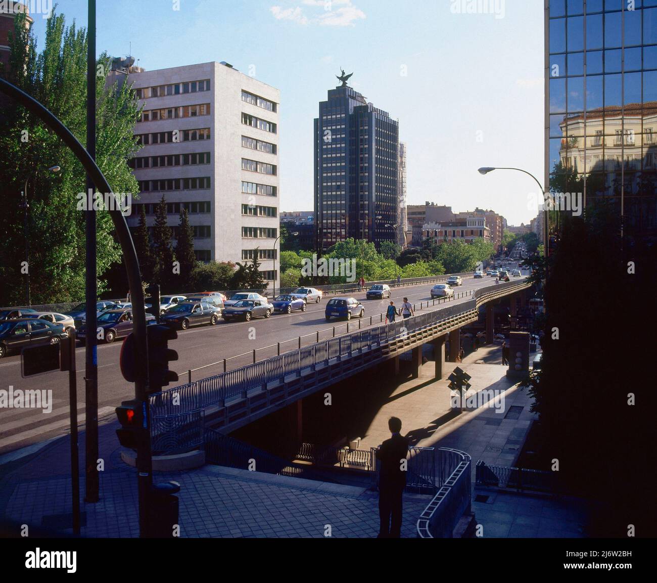 PUENTE DE JUAN BRAVO CRUZANDO EL PASEO DE LA CASTELLANA VESTO DESDE LA CALLE SERRANO. Ubicazione: ESTERNO. MADRID. SPAGNA. Foto Stock