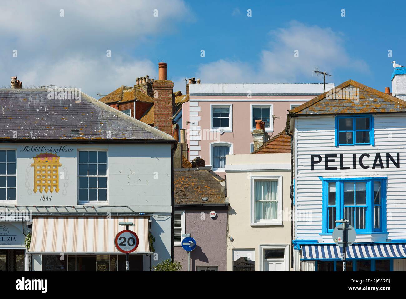 Vecchi edifici e ristoranti sul lungomare di Hastings Old Town, East Sussex, South East England Foto Stock