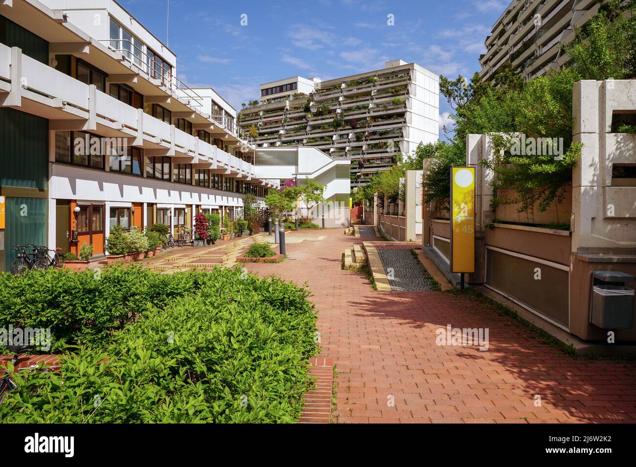 Begrünte Terrassenhäuser im Olympiadorf a München Foto Stock