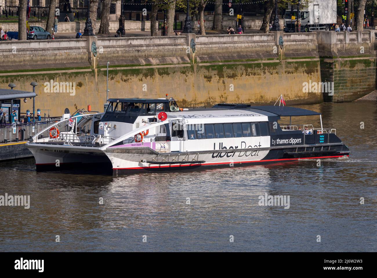 Uber Thames Clippers barca sul Tamigi, Londra, Regno Unito. Moon Clipper si avvicina al Molo del Millennio di Westminster da Victoria Embankment Foto Stock