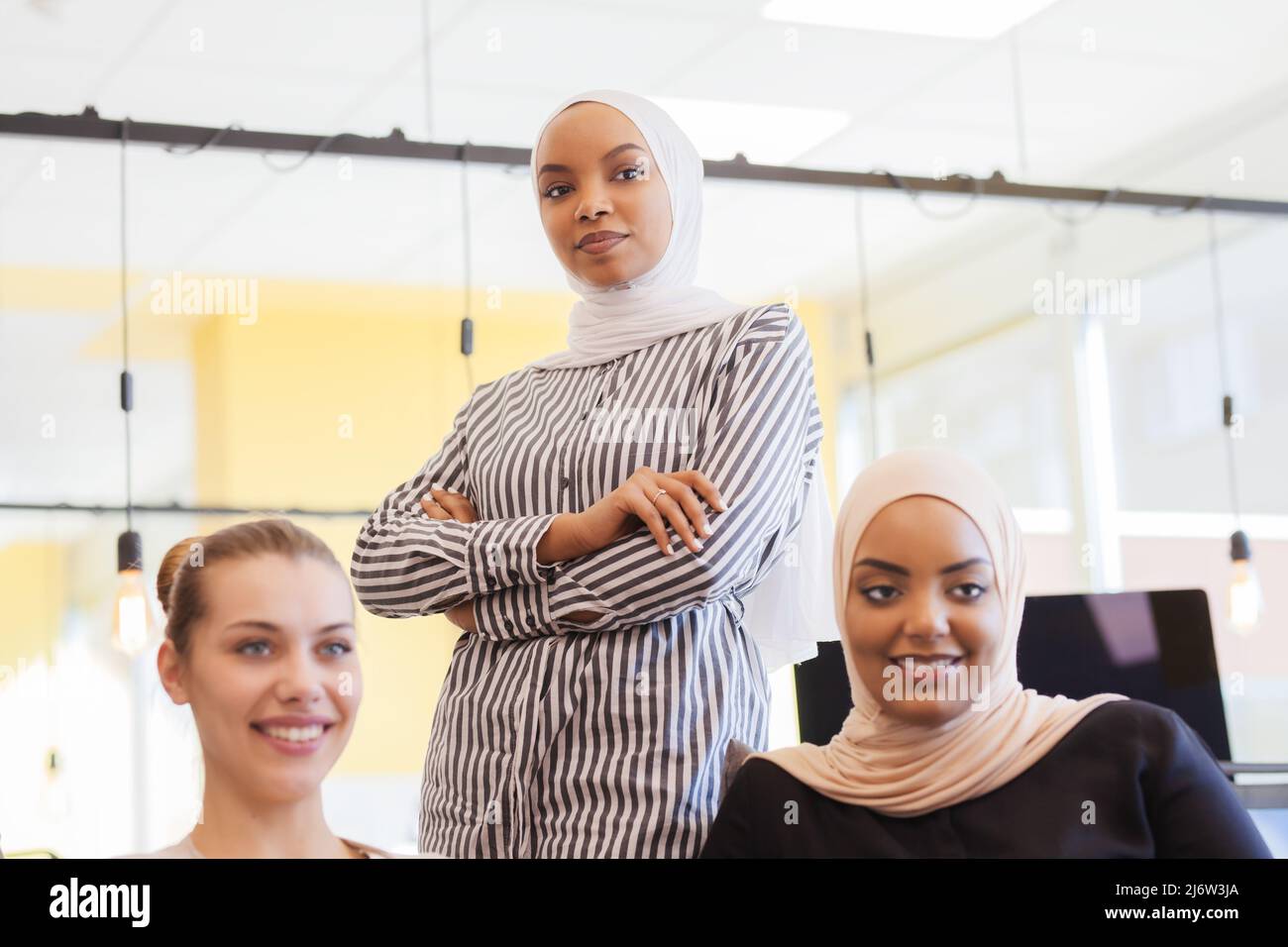 Giovani di successo brainstorming in un incontro creativo. Ragazze multietniche sedute insieme. Foto Stock