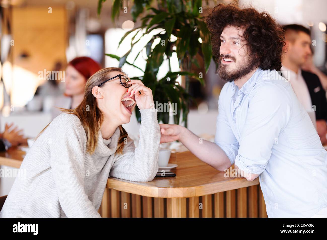 Persone in un bar caffetteria. Divertirsi. Conversazioni. Riunioni. Abbigliamento informale e formale. Foto Stock