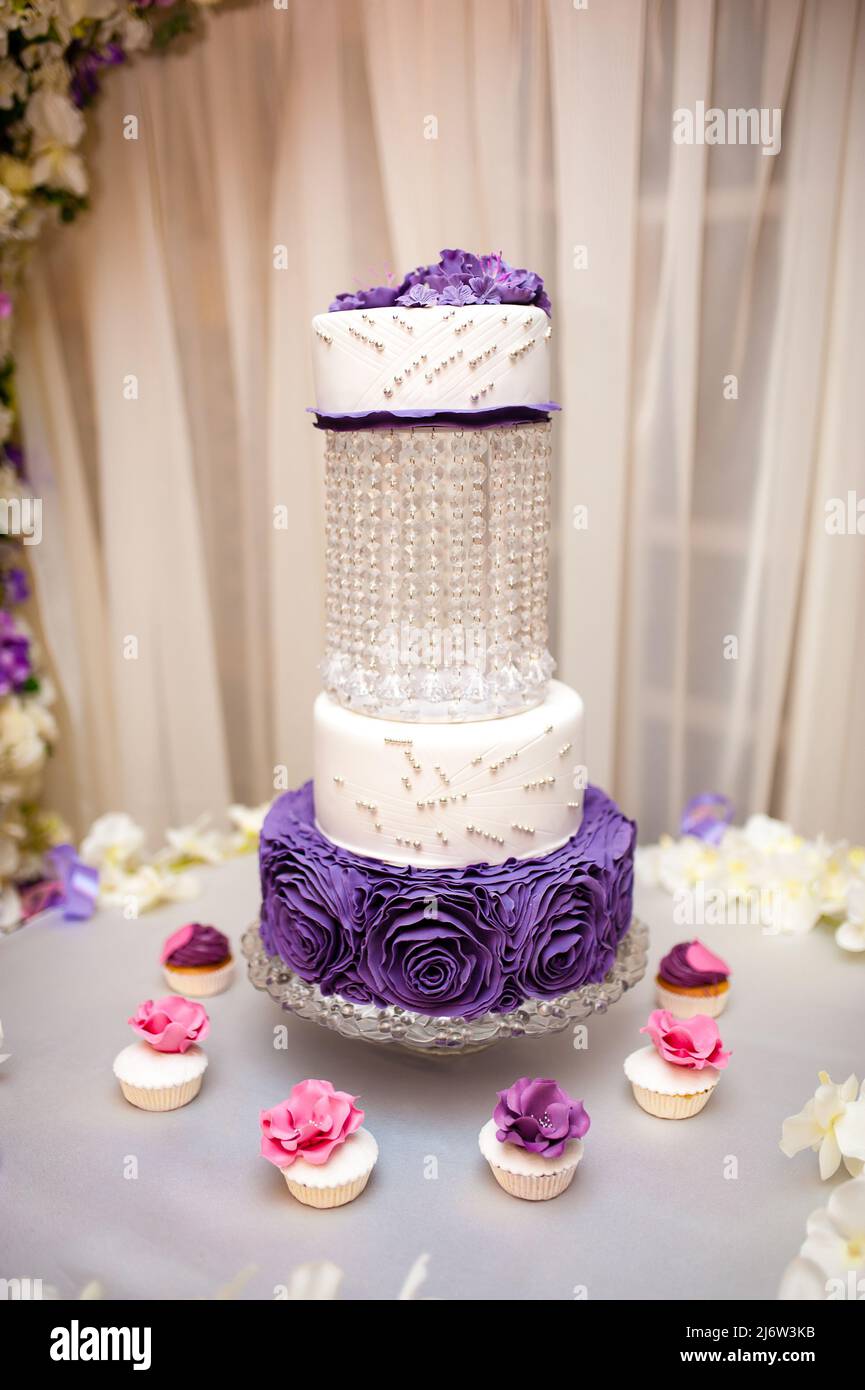 Bella torta nuziale in occasione di un evento festivo. Decorazioni per matrimoni Foto Stock