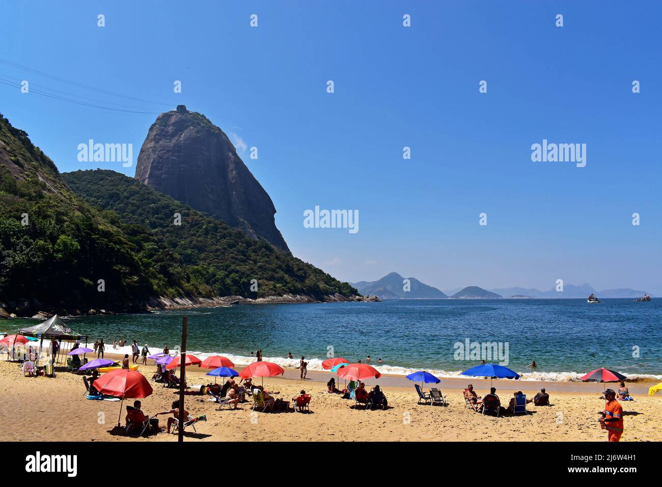 RIO DE JANEIRO, BRASILE - 16 MARZO 2022: Persone che godono la giornata a 'Praia Vermelha' (Spiaggia Rossa) Foto Stock