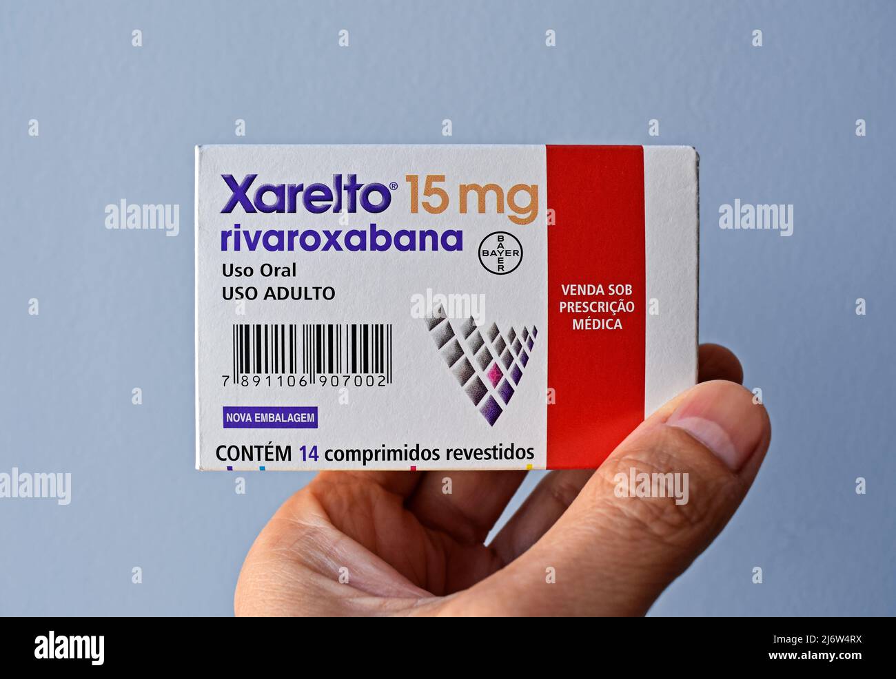 RIO DE JANEIRO, BRASILE - 21 APRILE 2022: Mano che tiene una scatola di anticoagulante del sangue, Xarelto 15 mg Foto Stock