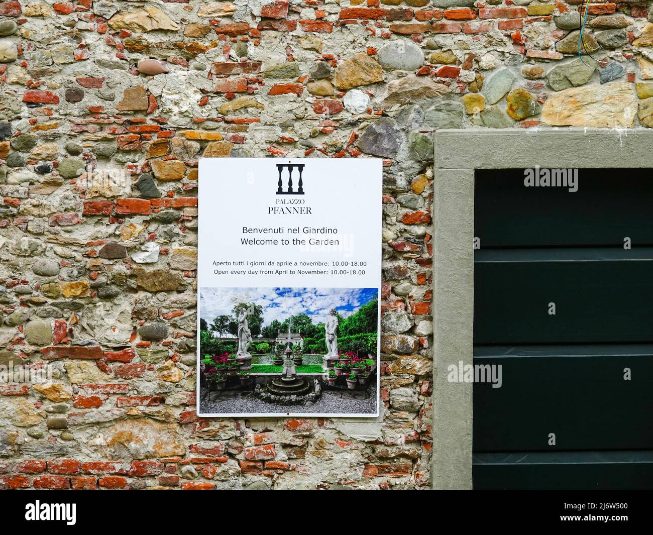 Cartello per Palazzo Pfanner e giardini visto dalle mura rinascimentali che circondano la città di Lucca. Foto Stock