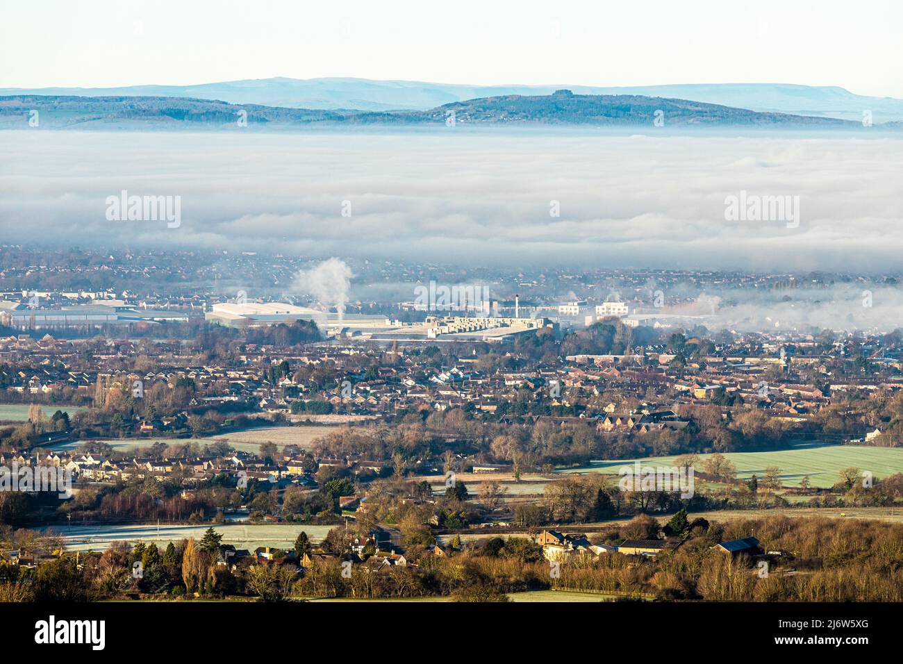 Un'inversione di temperatura che causa nebbia per oscurare la città di Gloucester, Inghilterra Regno Unito. Brockworth è in primo piano e May Hill sullo sfondo. Foto Stock