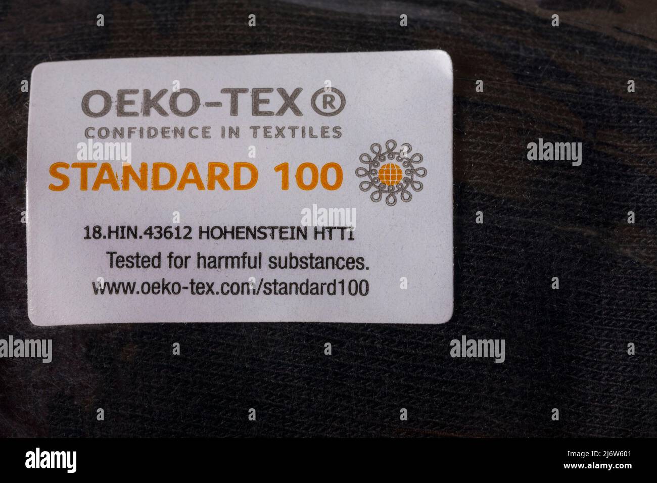 Oeko-tex fiducia nei tessuti Standard 100 testato per sostanze nocive - dettaglio sull'etichetta sul materiale tessile Foto Stock