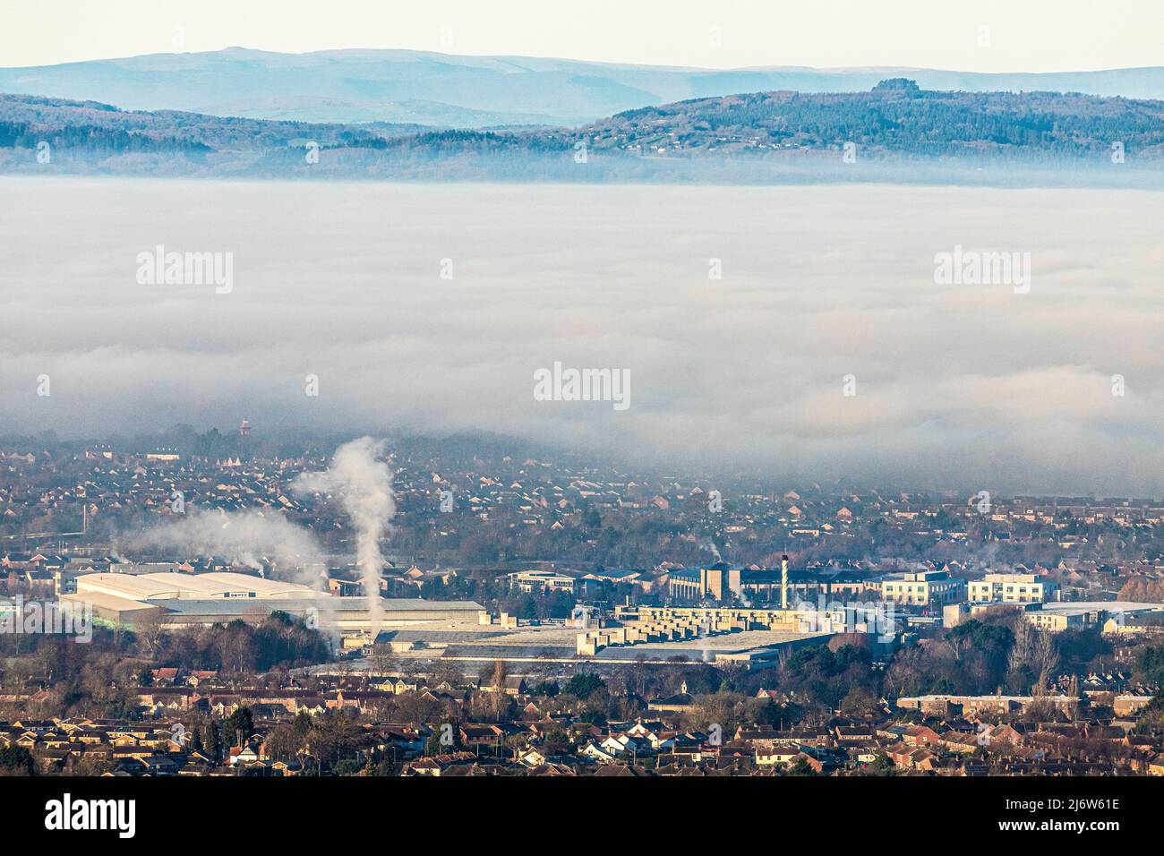 Un'inversione di temperatura che causa nebbia per oscurare la città di Gloucester, Inghilterra Regno Unito. Il Gloucester Business Park di Brockworth è in primo piano e a maggio Foto Stock
