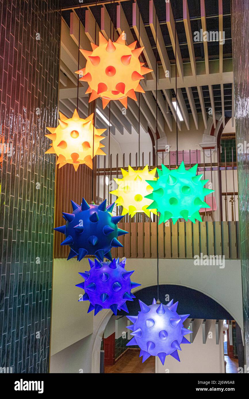 Illuminazione a sospensione moderna al Thackray Museum of Medicine di Leeds, Yorkshire, Inghilterra Regno Unito Foto Stock