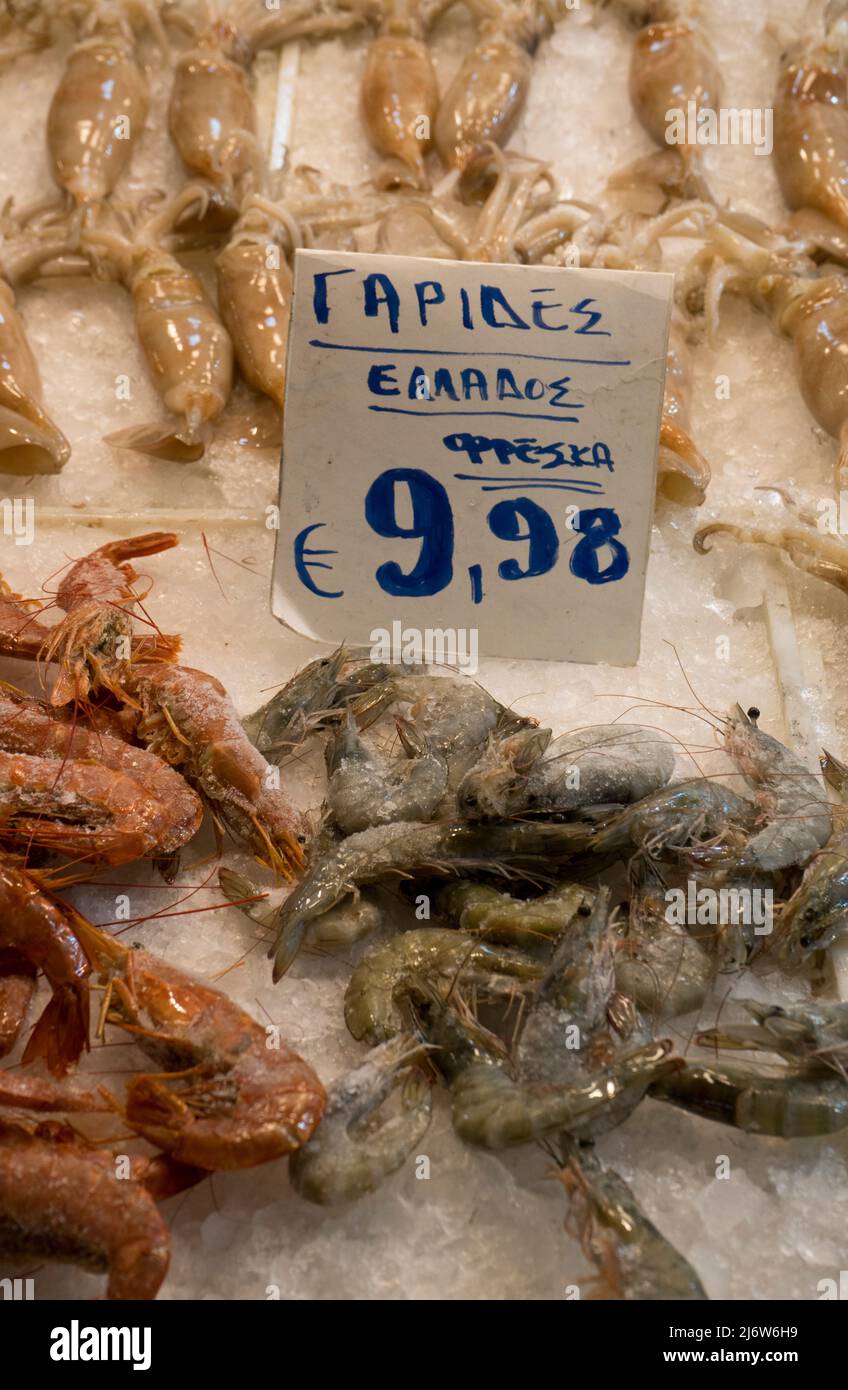 Bancarelle che vendono carne e pesce al Central Municipal Athens Market, Atene, Grecia, Europa Foto Stock