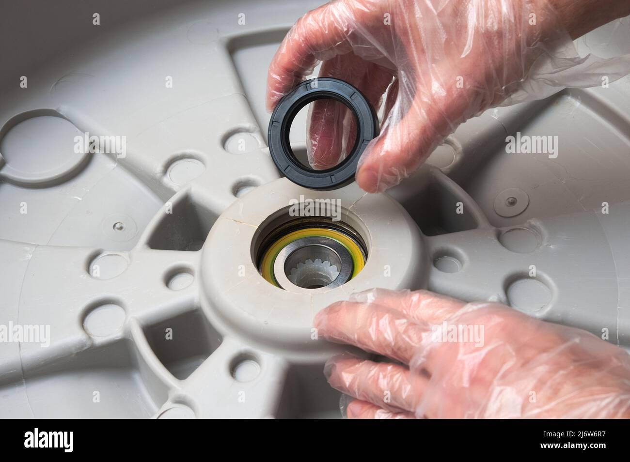 sostituzione del cuscinetto nella lavatrice. riparazione del tamburo Foto  stock - Alamy