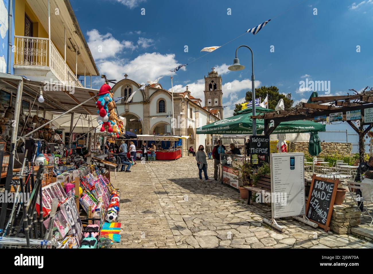 Markt vor der Kirche Timiou Stavrou oder Heilige-Kreuz-Kirche a Pano Lefkara, Zypern, Europa | mercato di fronte alla chiesa di Timios Stavros, Pano L. Foto Stock