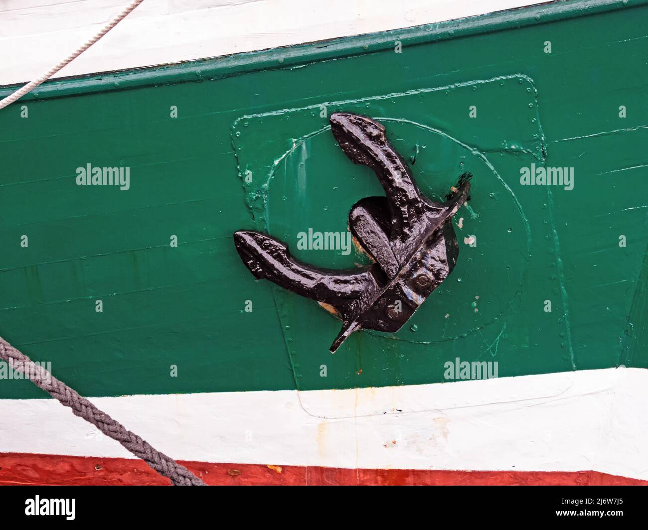 Primo piano di ancoraggio nero su scafo nave colorato Foto Stock