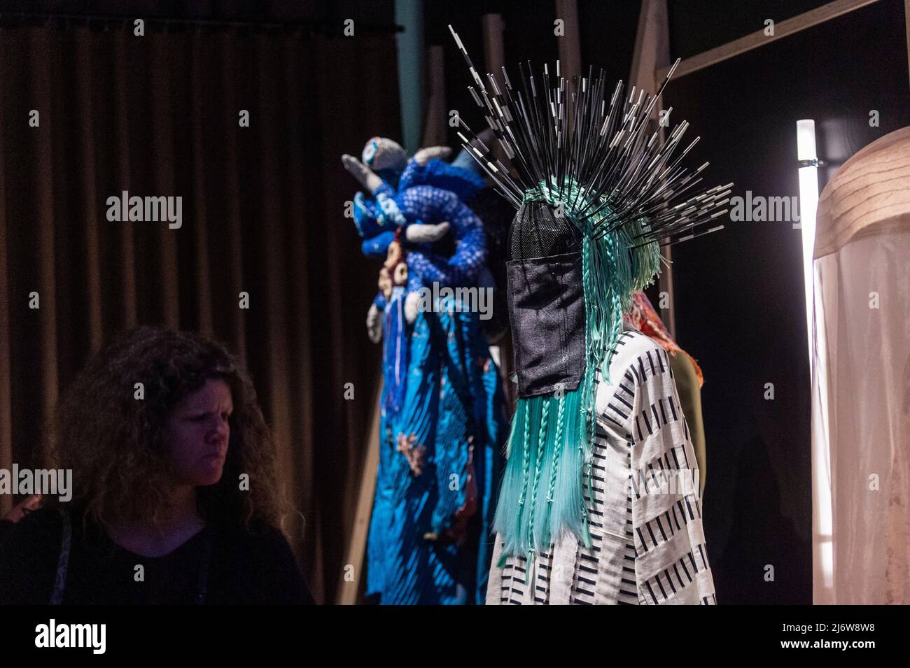 Londra, Regno Unito. 4 maggio 2022. Una donna guarda i costumi di Ane Crabtree all'anteprima di "Our Time on Earth", una grande mostra estiva a Barbican che esamina come artisti, designer e tecnologi stanno affrontando l'emergenza climatica globale. Diciotto opere sono esposte nella galleria Barbican’s Curve dal 5 maggio al 29 agosto 2022. Credit: Stephen Chung / Alamy Live News Foto Stock