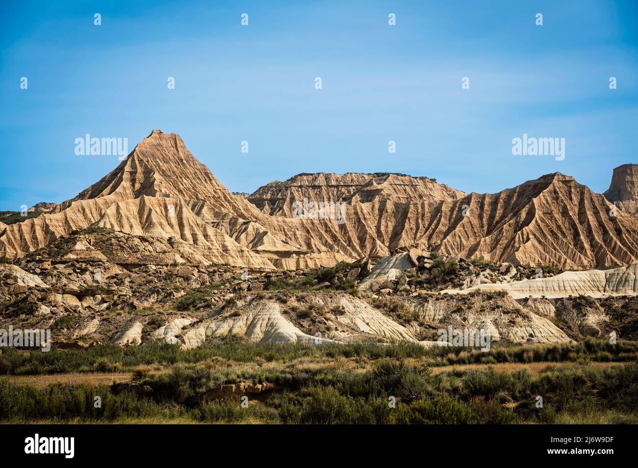 Paesaggio desertico con colline erose a Bardenas reales parco nazionale, Navarro, Spagna. Foto Stock