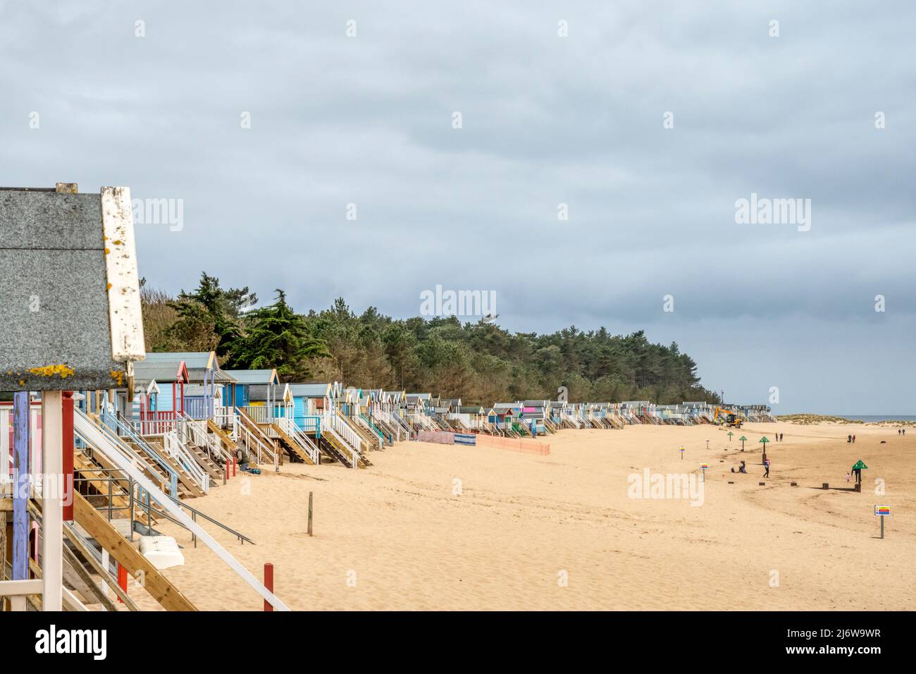 Capanne sulla spiaggia a Wells-next-the-Sea sulla costa nord del Norfolk, con scalini per le entrate innalzate sopra il livello della spiaggia. Foto Stock