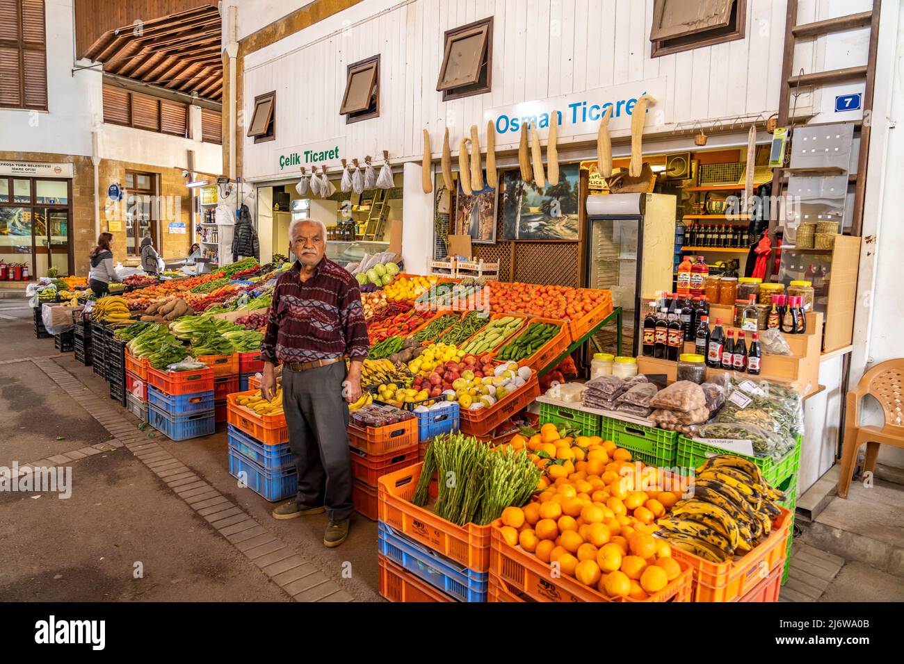 Stand mit Obst und Gemüse in der Markthalle Bandabulya mercato municipale in Nord-Nikosia oder Lefkosa, Türkische Republik Nordzypern, Europa | Stall Foto Stock