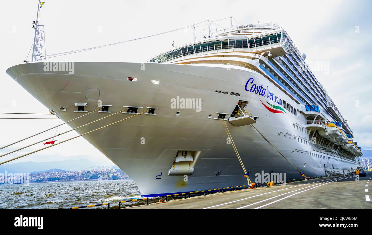 Porto di Izmir, Turchia, 3 2022 maggio, l'incrociatore appartenente alla compagnia Costa con 1200 passeggeri partì da Istanbul ancorato al porto di Izmir il 3 maggio. Dopo l'attracco al porto di Izmir, i passeggeri della nave gigante hanno fatto un tour della città. La stessa notte, l'incrociatore Costa Venezia, partì da Izmir, seguirà il percorso di Bodrum, Mykonos, Pireo, Istanbul di nuovo, Iraklion (Heraklion), Rodi, Kusadasi. L'incrociatore è chiamato 'hotel galleggiante' in quanto dispone di 2.116 cabine con il comfort di un hotel di lusso. Credit: İdil Toffolo/Alamy Live News Foto Stock