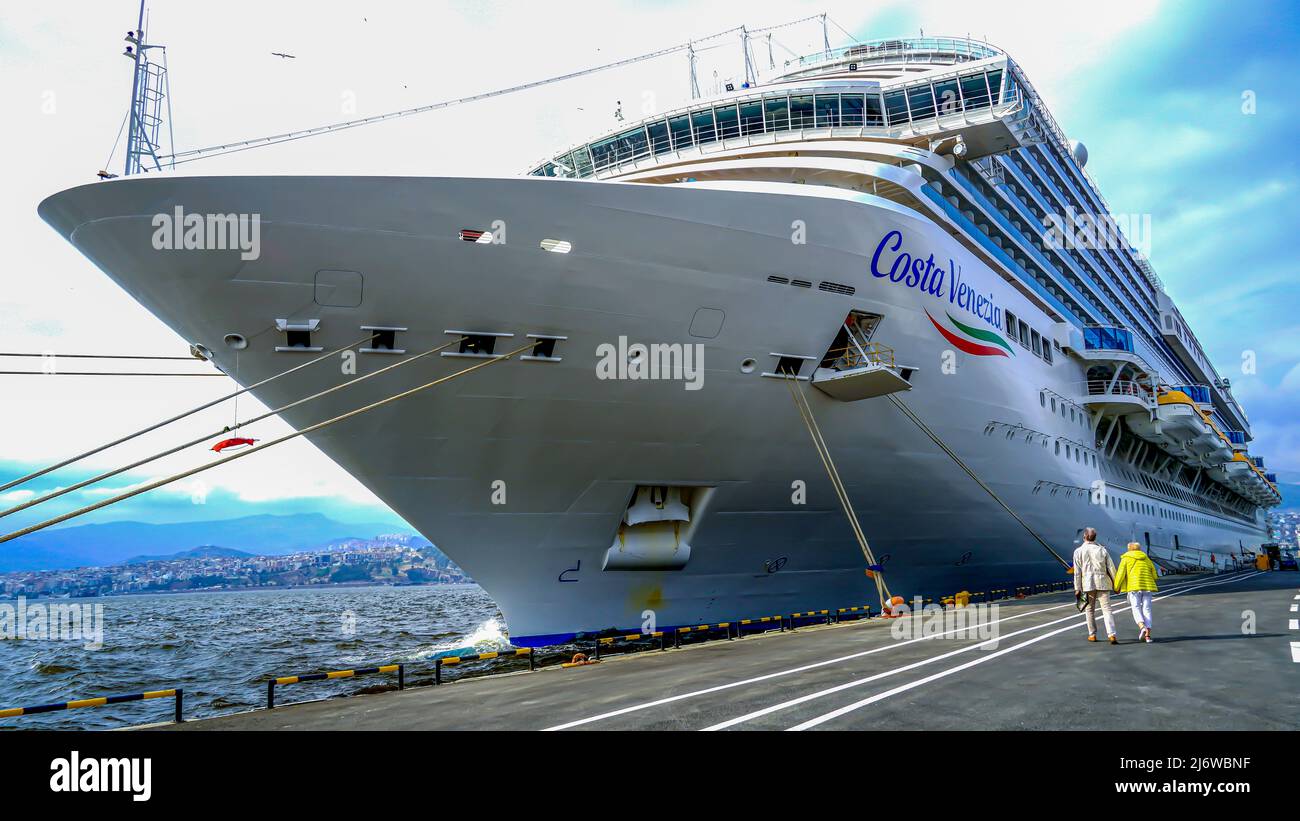 Porto di Izmir, Turchia, 3 2022 maggio, l'incrociatore appartenente alla compagnia Costa con 1200 passeggeri partì da Istanbul ancorato al porto di Izmir il 3 maggio. Dopo l'attracco al porto di Izmir, i passeggeri della nave gigante hanno fatto un tour della città. La stessa notte, l'incrociatore Costa Venezia, partì da Izmir, seguirà il percorso di Bodrum, Mykonos, Pireo, Istanbul di nuovo, Iraklion (Heraklion), Rodi, Kusadasi. L'incrociatore è chiamato 'hotel galleggiante' in quanto dispone di 2.116 cabine con il comfort di un hotel di lusso. Credit: İdil Toffolo/Alamy Live News Foto Stock