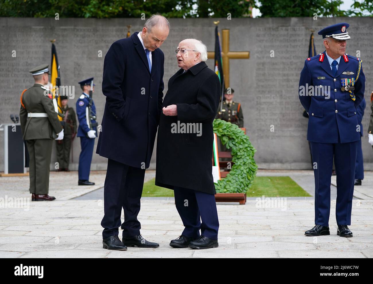 Taoiseach Micheal Martin (a sinistra) in conversazione con il presidente Michael D Higgins a seguito di una cerimonia religiosa di stato per commemorare i 1916 leaders di Pasqua Rising al cimitero di Arbour Hill a Dublino. Data foto: Mercoledì 4 maggio 2022. Foto Stock