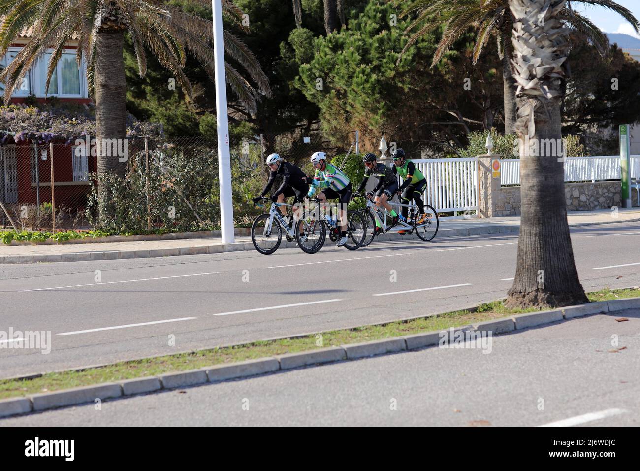 Castellon, Spagna - 21 Aprile 2022: La squadra ciclistica si sta allenando nella città di villeggiatura. Foto di alta qualità. Foto Stock