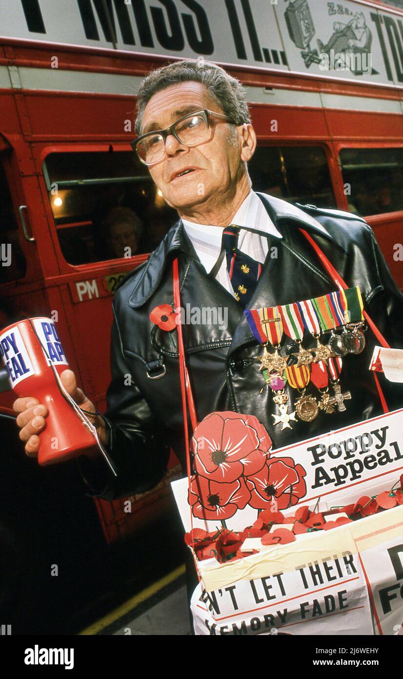 I volontari di vendita di strada per l'appello di Poppy Day a Londra Regno Unito Foto Stock